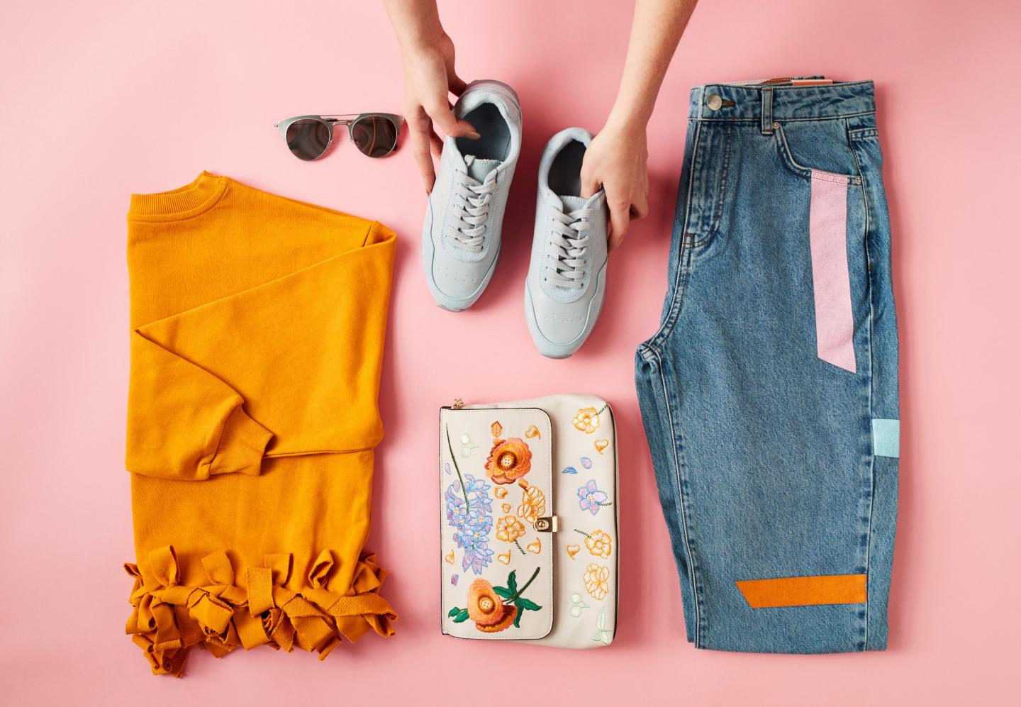 Flatlay aus Kleidung, Schuhen, Tasche und Sonnenbrille